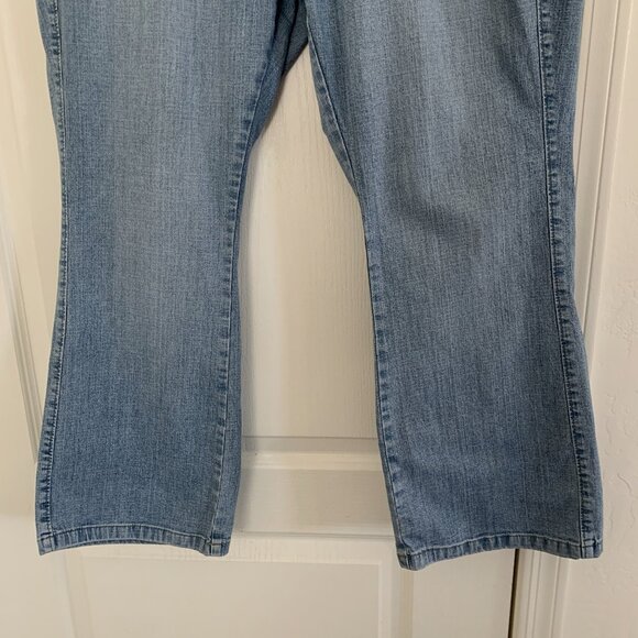 Lee One True Fit Bootcut Jeans Mid Rise Light Wash Blue Petite Size 18 WP - Picture 7 of 7